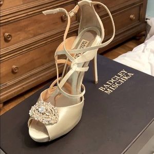BADGLEY MISCHKA Fisher ivory satin size 7 heels
